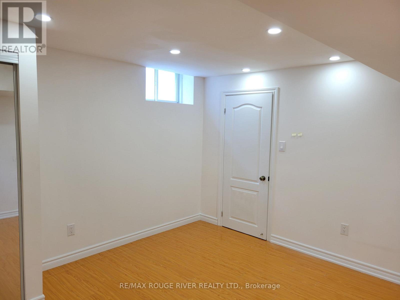 Photo 25 of 33 Gloria Crescent, Whitby ON