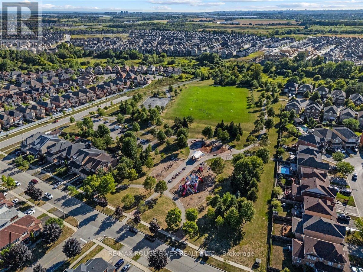 Photo 22 of 33 Gloria Crescent, Whitby ON