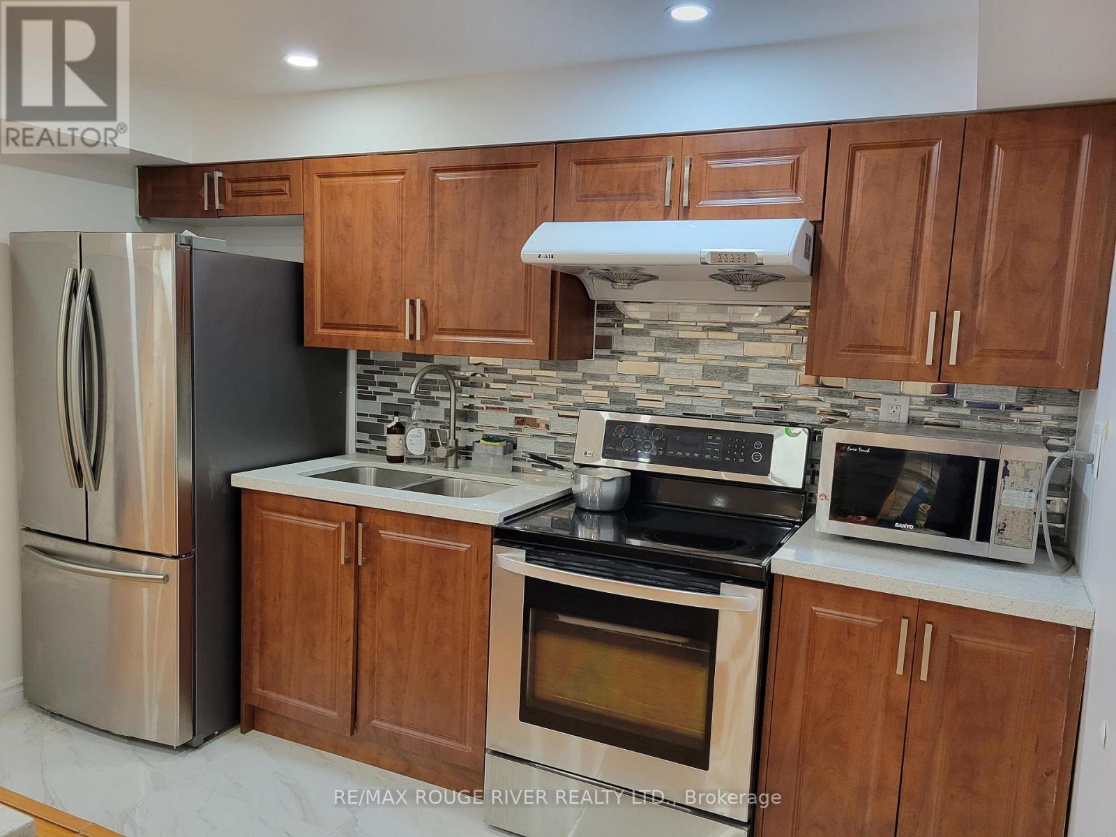 Photo 41 of 33 Gloria Crescent, Whitby ON