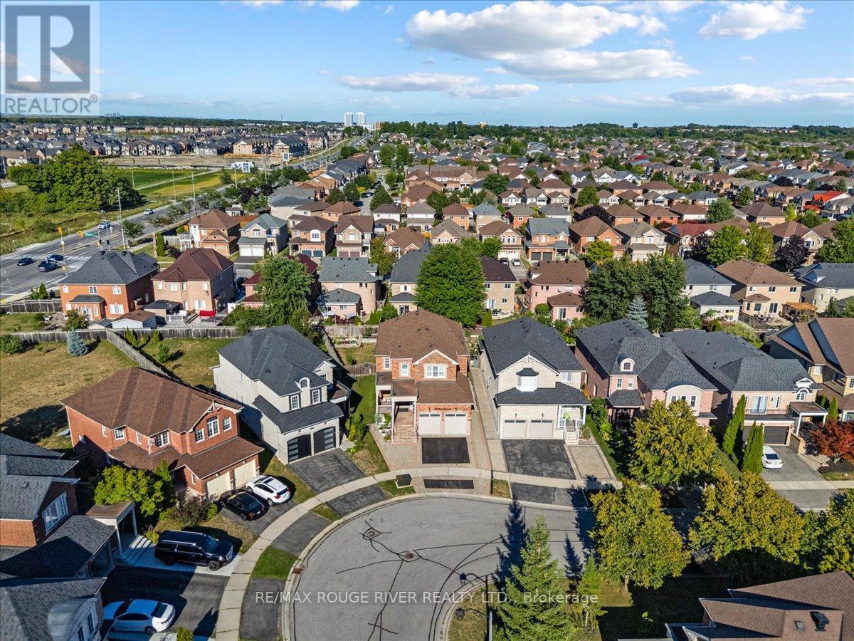 Photo 3 of 33 Gloria Crescent, Whitby ON