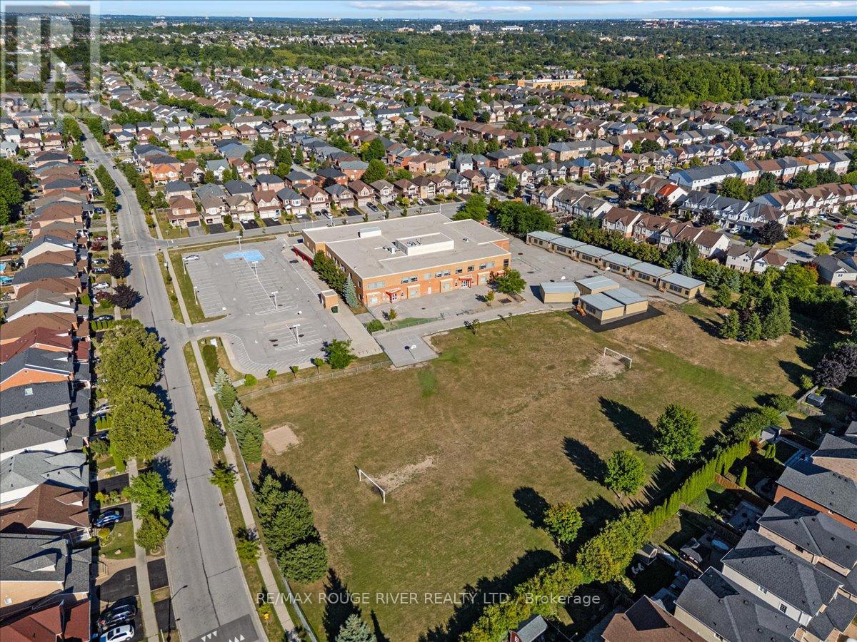 Photo 2 of 33 Gloria Crescent, Whitby ON