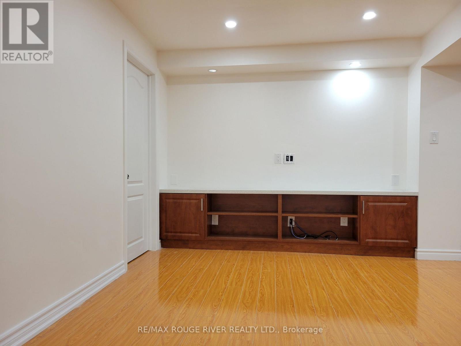 Photo 15 of 33 Gloria Crescent, Whitby ON
