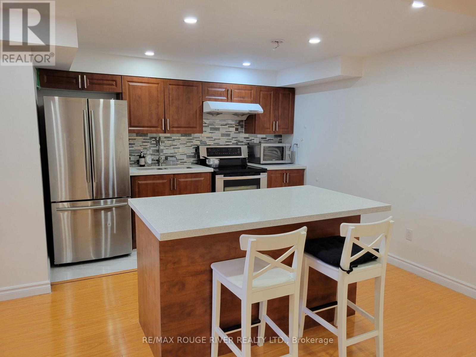 Photo 35 of 33 Gloria Crescent, Whitby ON