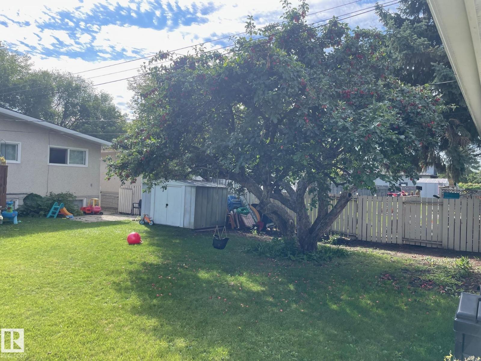 Photo 11 of 9426 9428 96 A St Nw, Edmonton AB