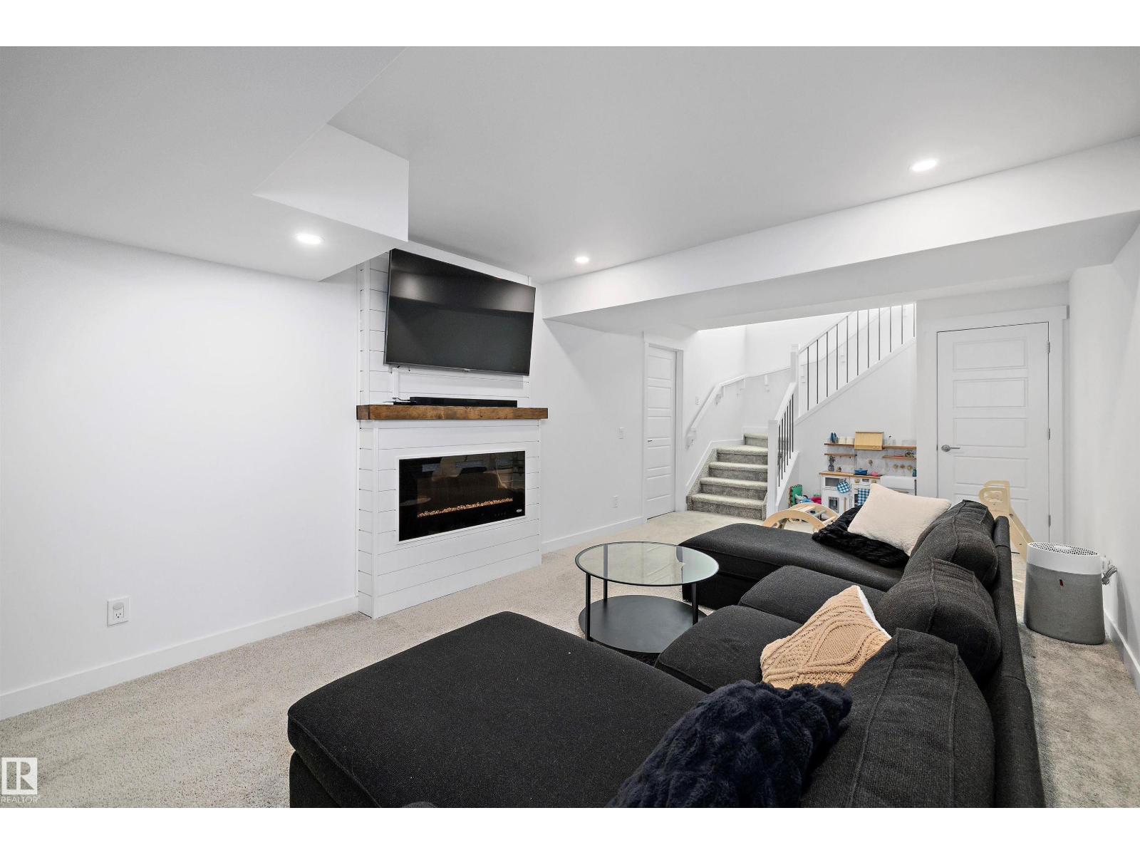 Photo 3 of 17439 77 St Nw, Edmonton AB