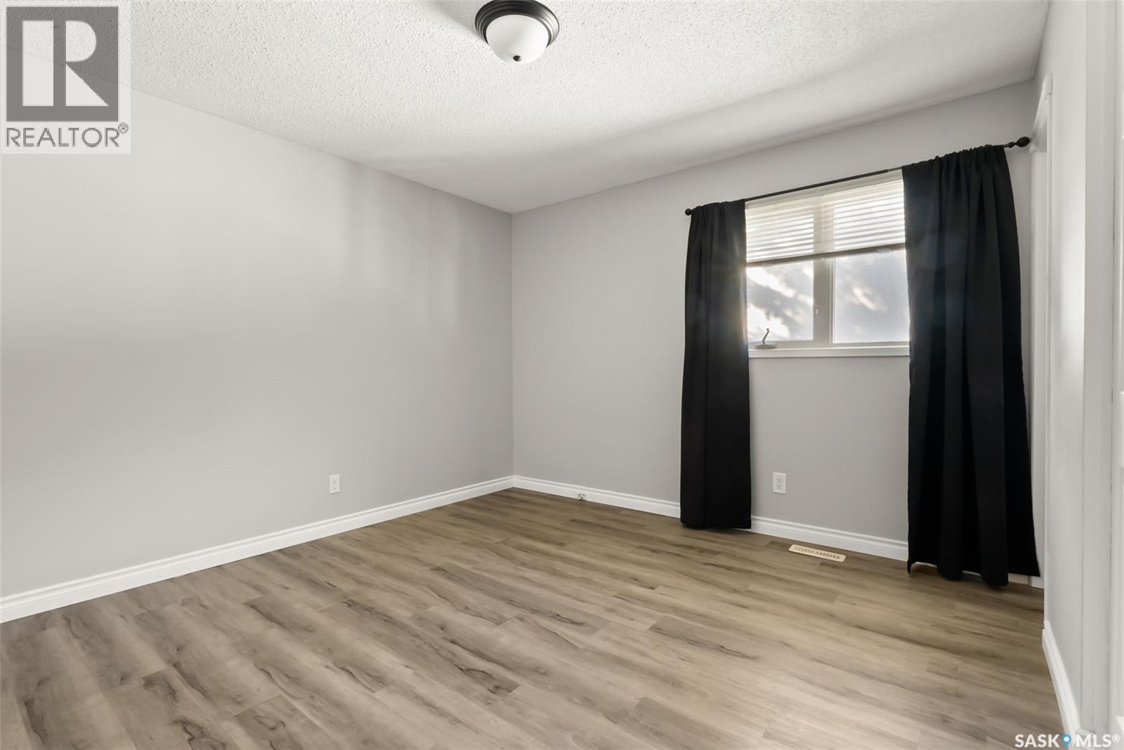 Photo 12 of 105 Borlase Crescent, Regina SK