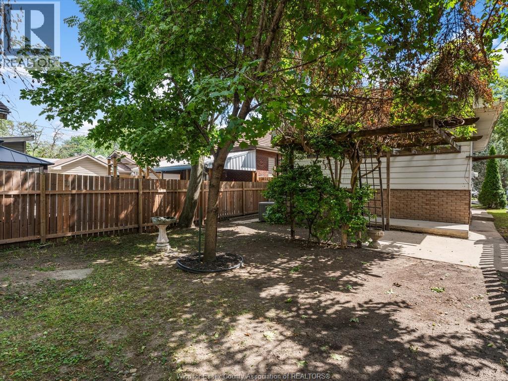 Photo 6 of 3834 Montcalm Street, Windsor ON