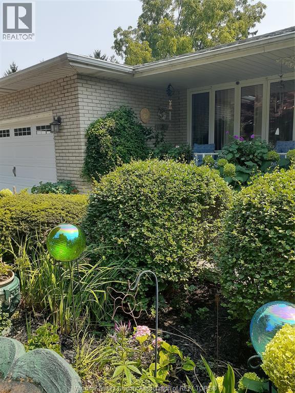 Photo 2 of 12139 Papineau Crt, Tecumseh ON