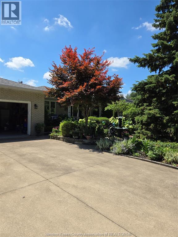 Photo 6 of 12139 Papineau Crt, Tecumseh ON