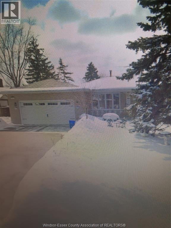 Photo 3 of 12139 Papineau Crt, Tecumseh ON