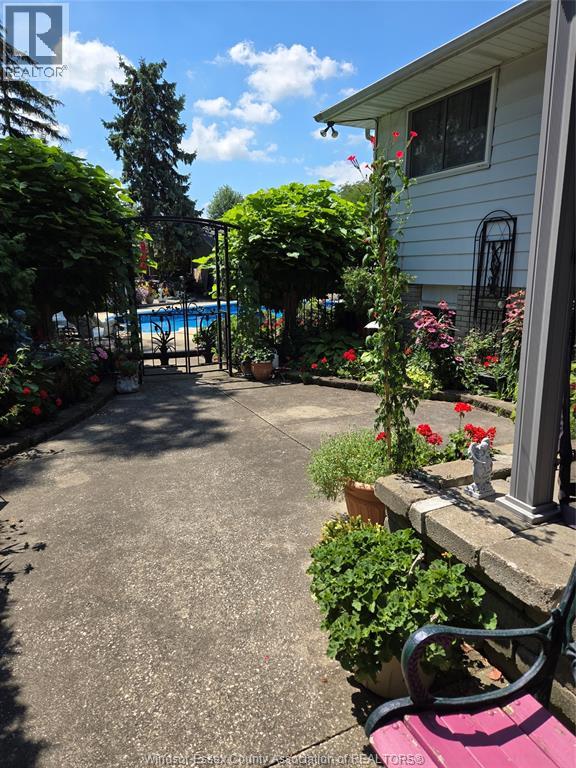 Photo 8 of 12139 Papineau Crt, Tecumseh ON