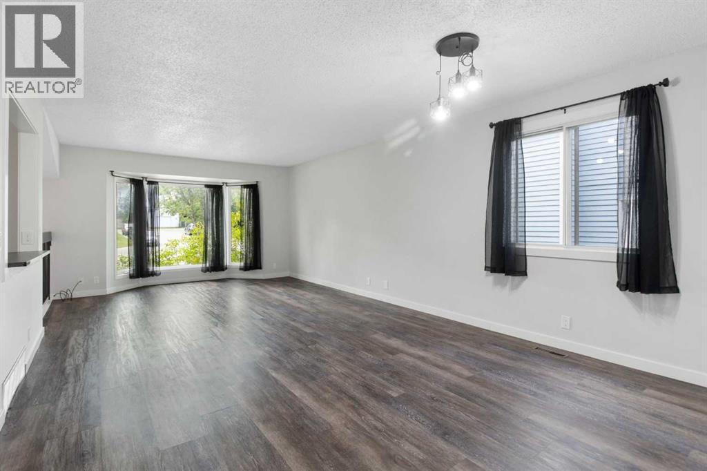 Photo 10 of 200 Macewan Glen Drive Nw, Calgary AB