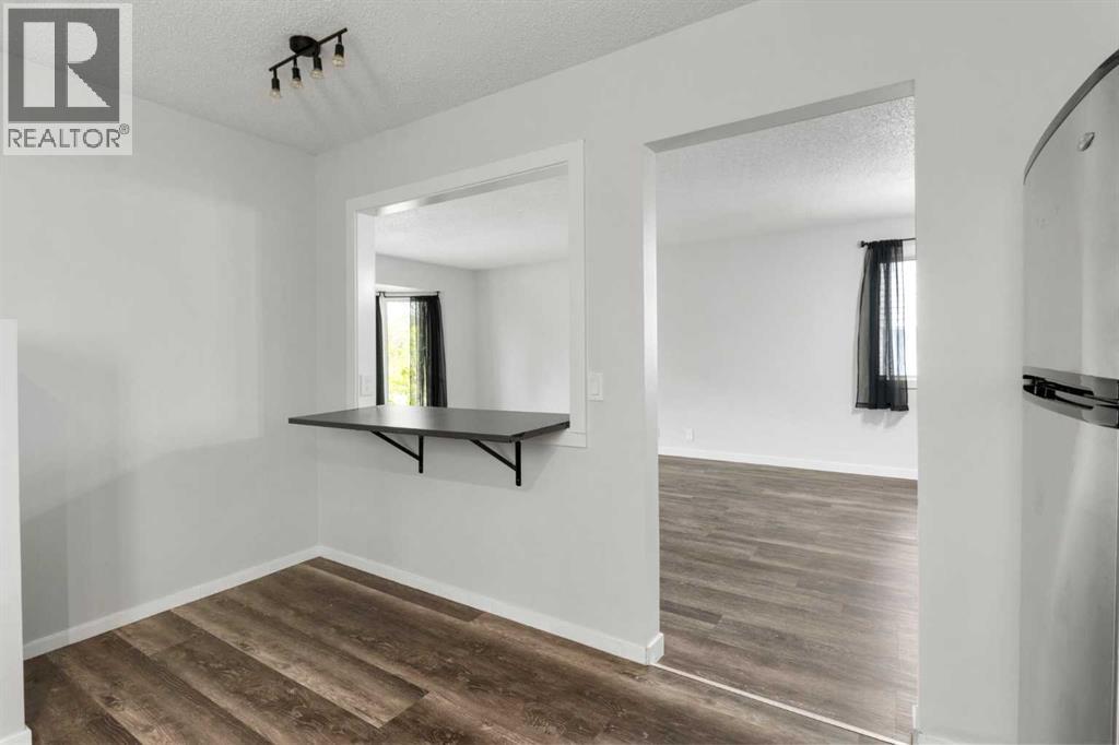 Photo 9 of 200 Macewan Glen Drive Nw, Calgary AB