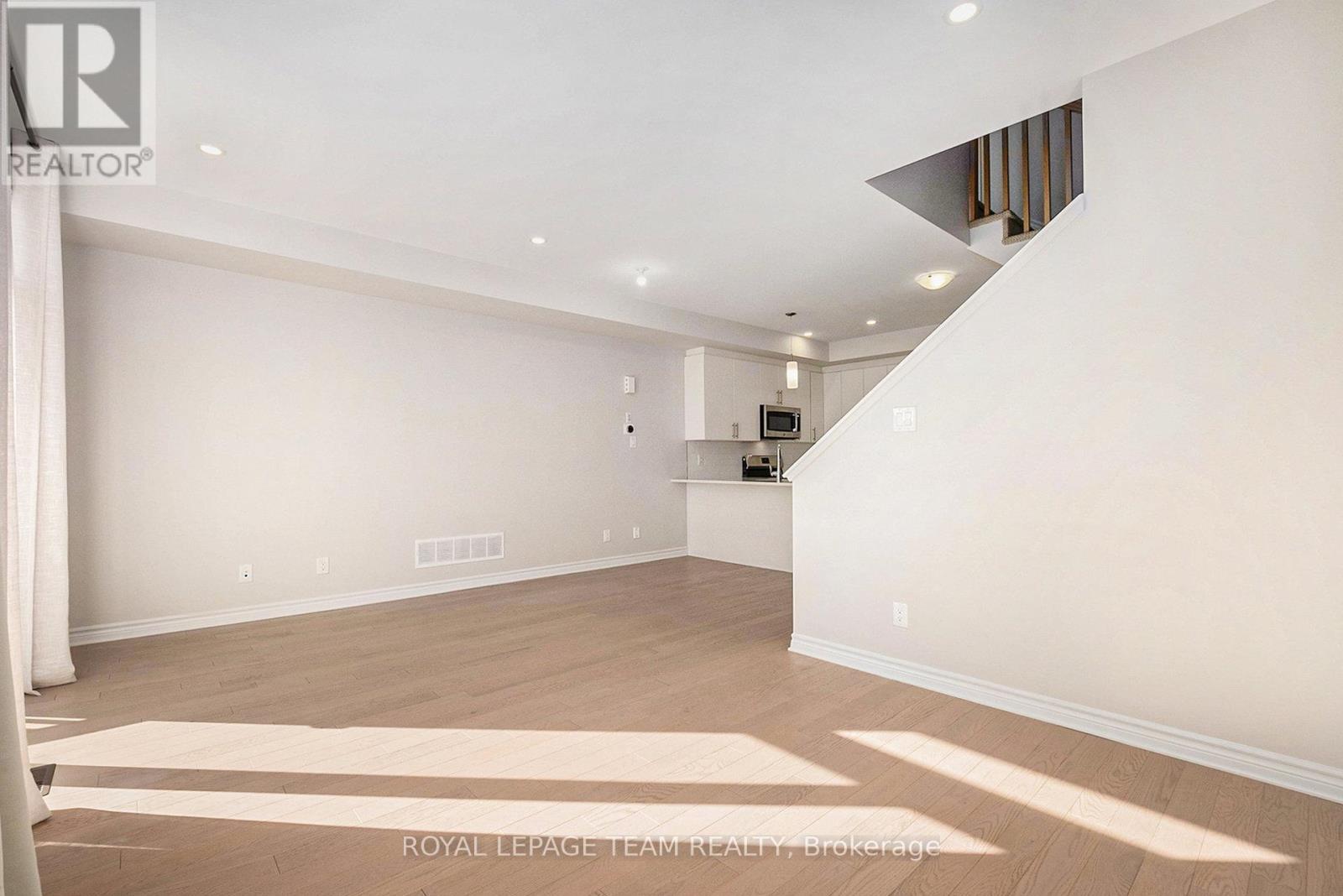 Photo 14 of 130 Wabikon Crescent, Ottawa ON