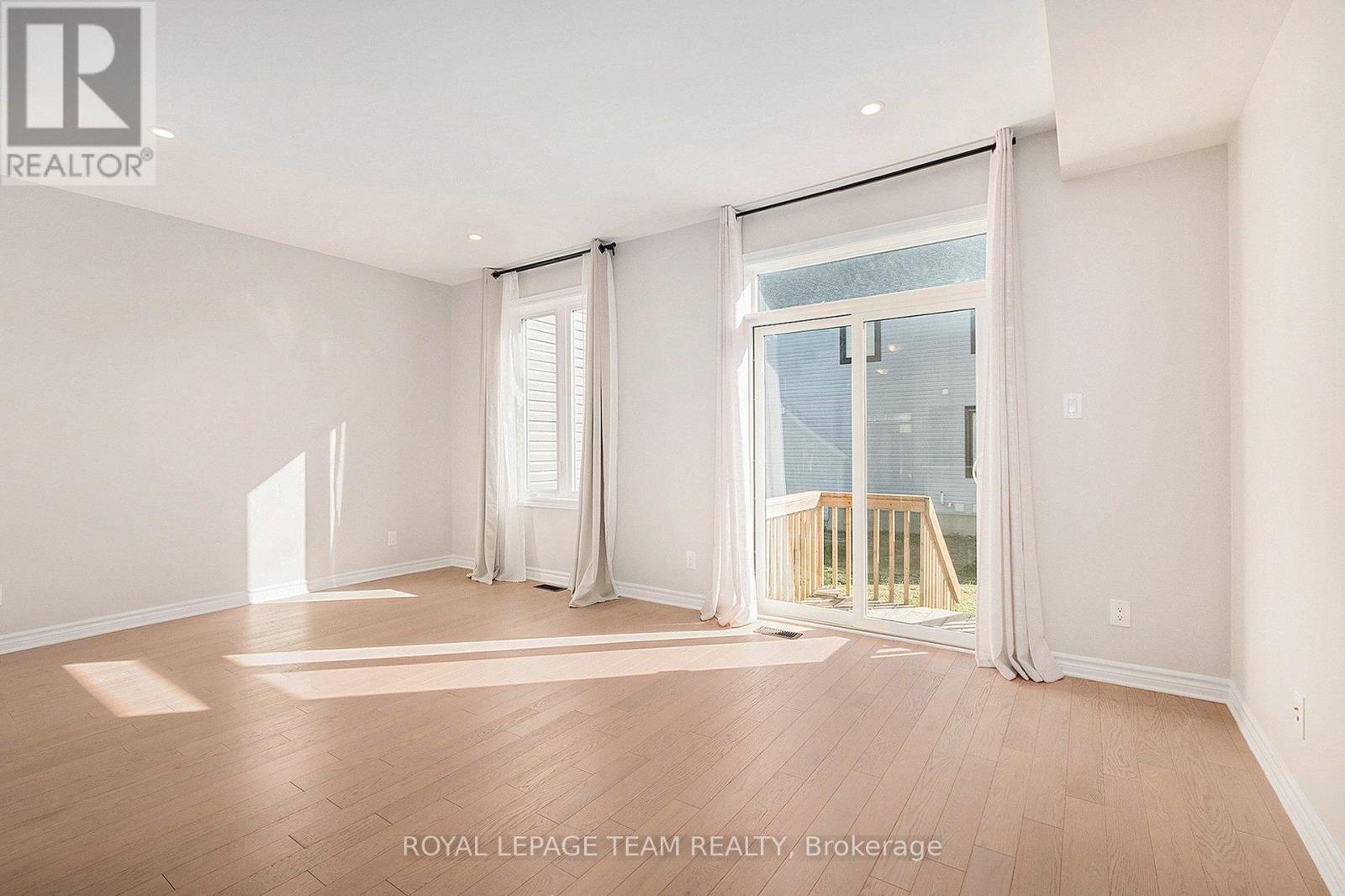 Photo 15 of 130 Wabikon Crescent, Ottawa ON