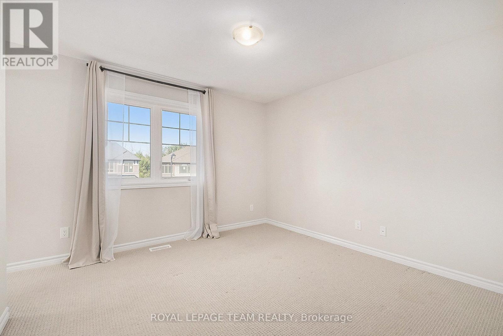 Photo 17 of 130 Wabikon Crescent, Ottawa ON