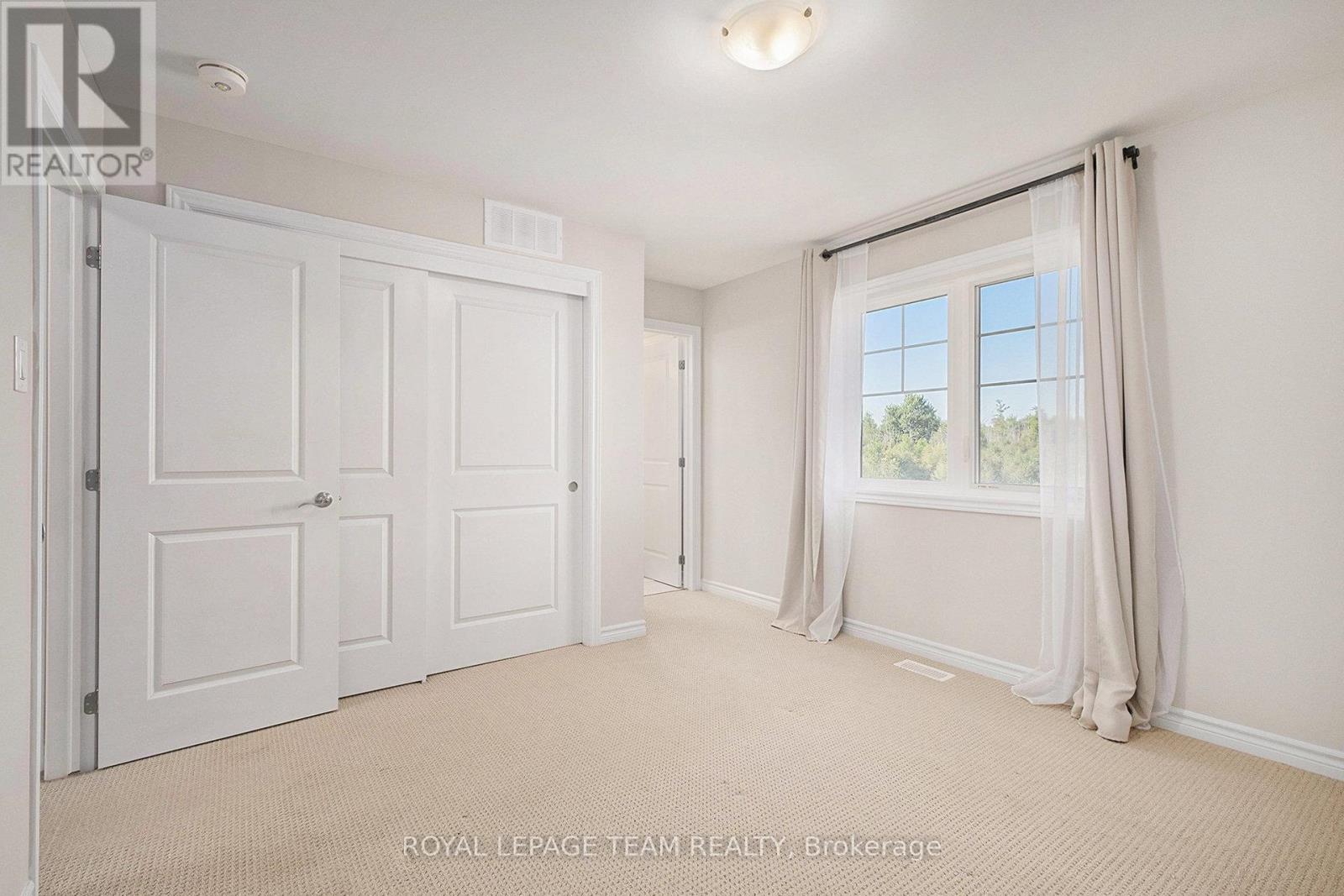Photo 18 of 130 Wabikon Crescent, Ottawa ON