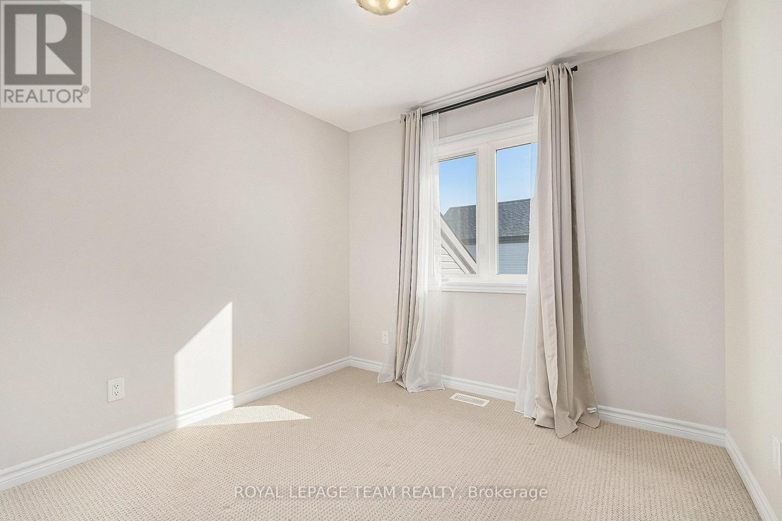 Photo 24 of 130 Wabikon Crescent, Ottawa ON