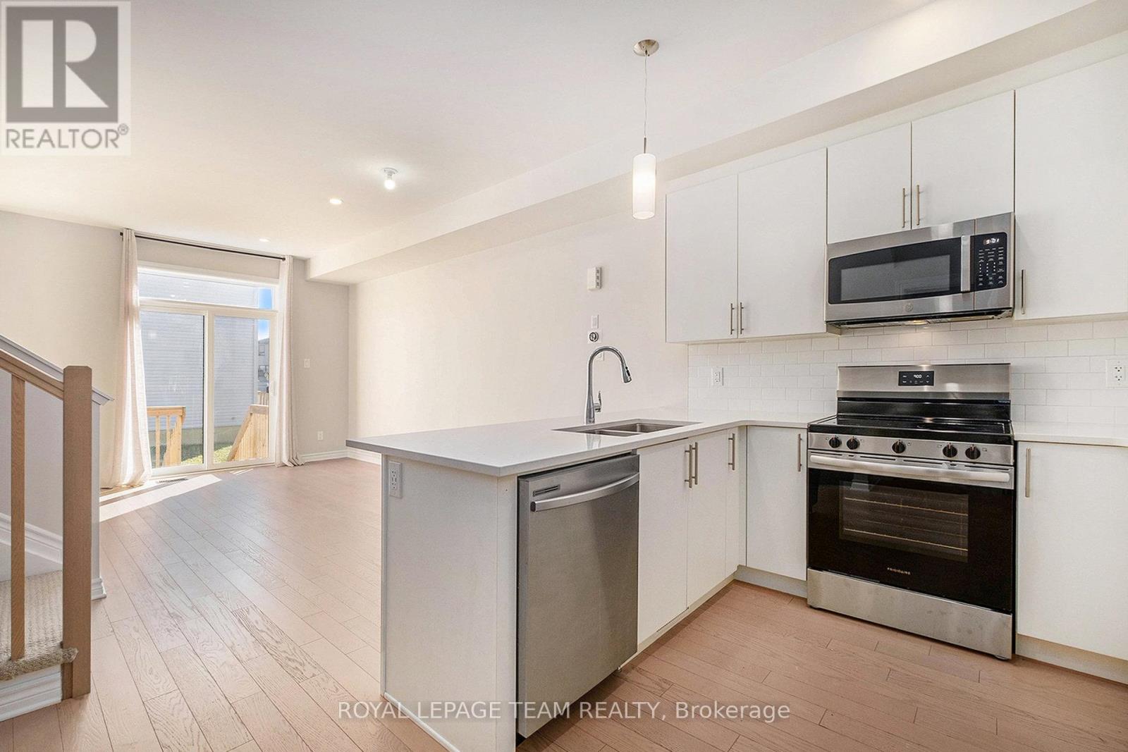 Photo 7 of 130 Wabikon Crescent, Ottawa ON