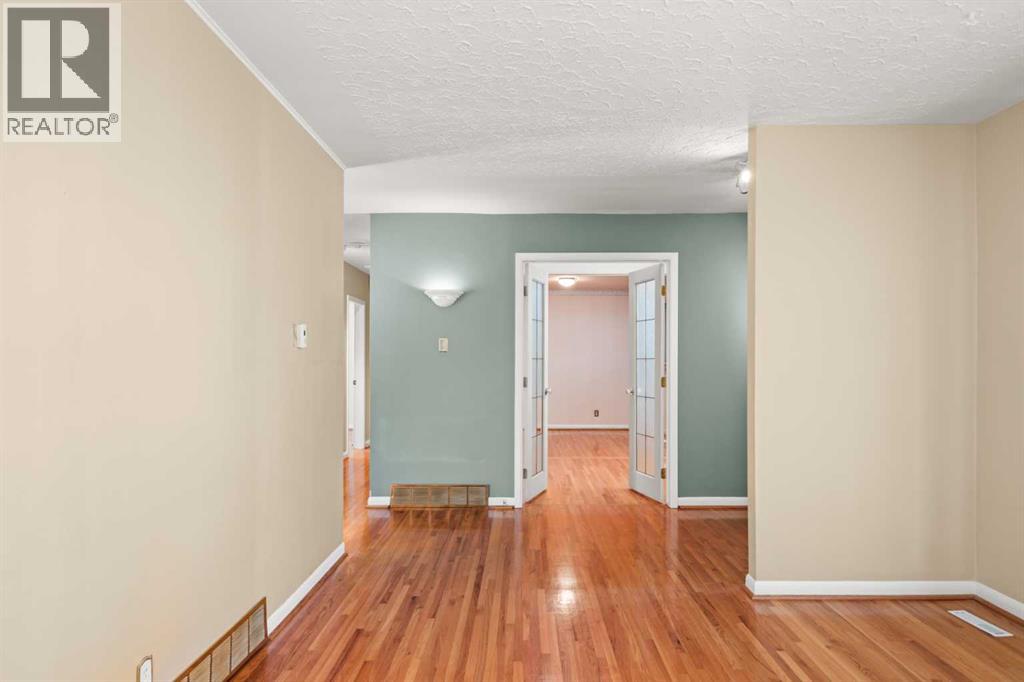 Photo 6 of 811 Seattle Drive Sw, Calgary AB