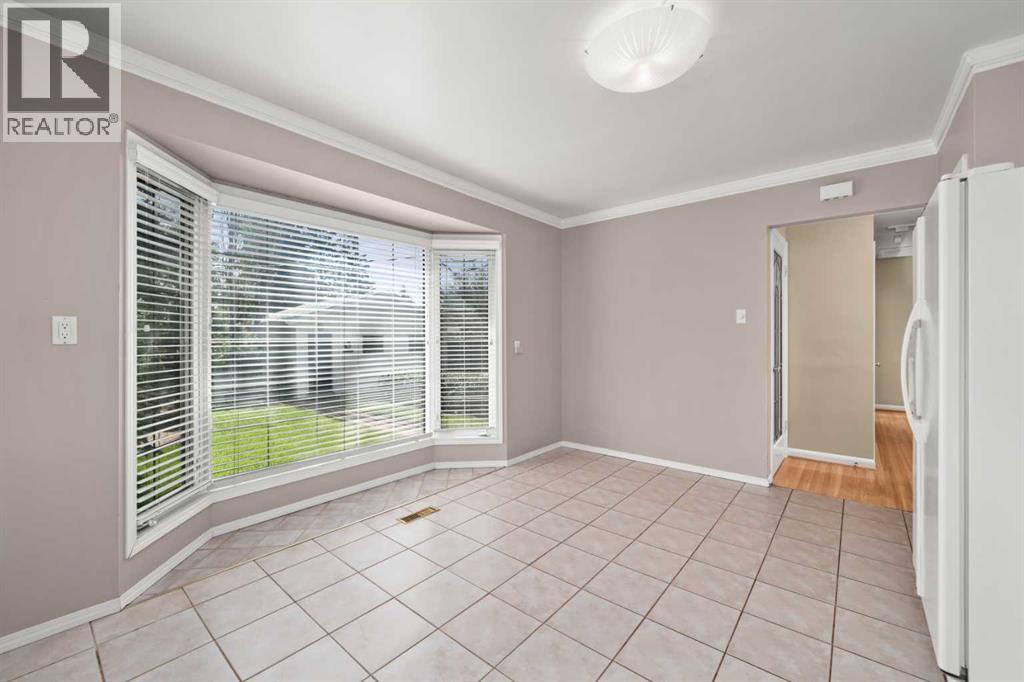 Photo 2 of 811 Seattle Drive Sw, Calgary AB