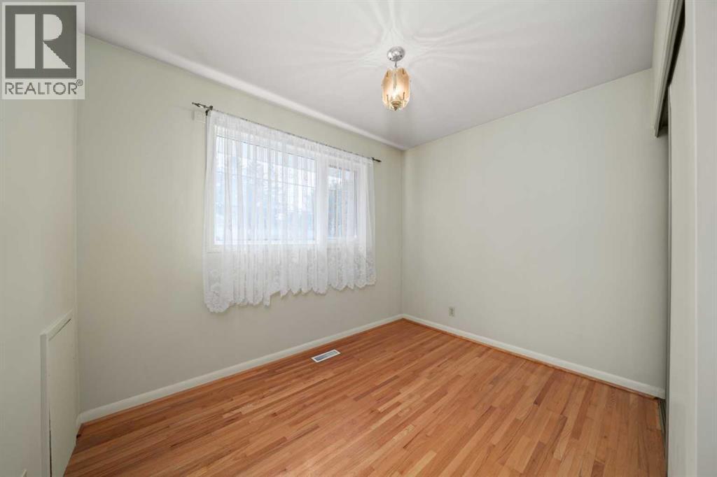 Photo 21 of 811 Seattle Drive Sw, Calgary AB