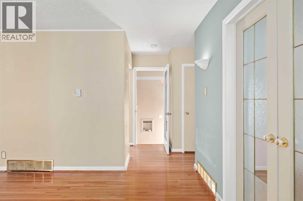 Photo 5 of 811 Seattle Drive Sw, Calgary AB