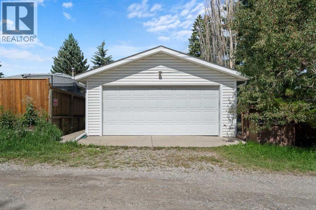 Photo 15 of 811 Seattle Drive Sw, Calgary AB