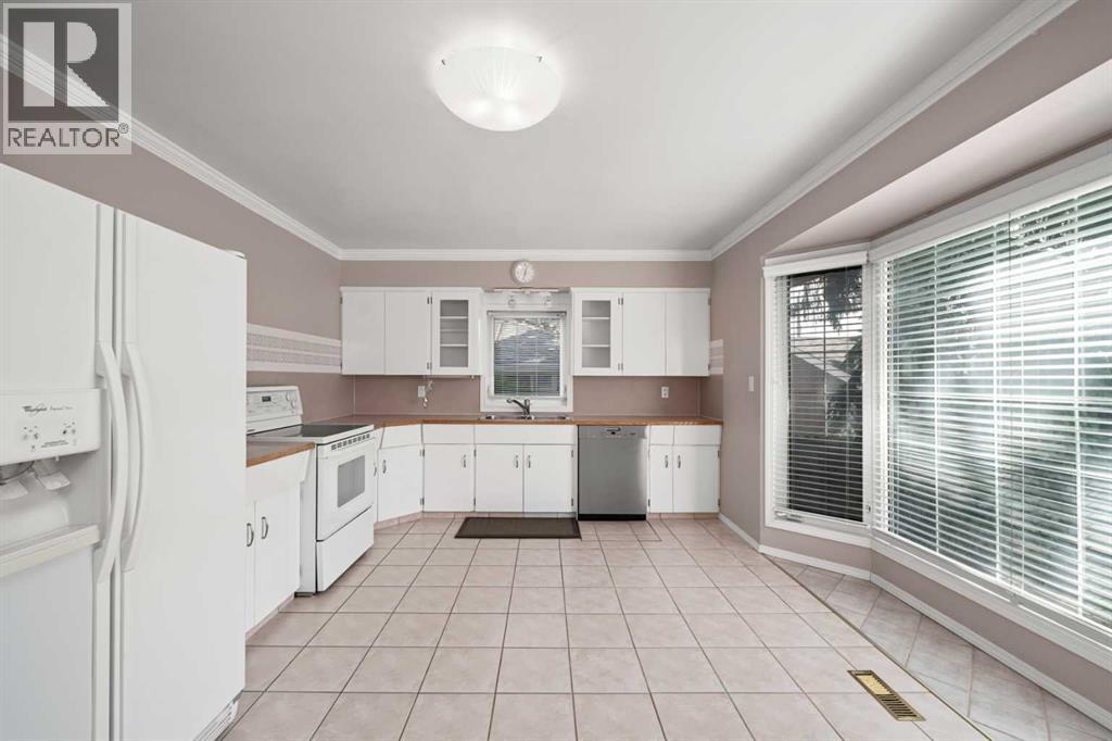 Photo 7 of 811 Seattle Drive Sw, Calgary AB