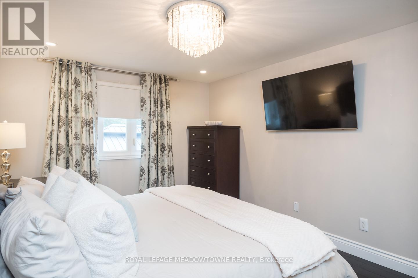 Photo 4 of 613 Foster Court, Milton ON