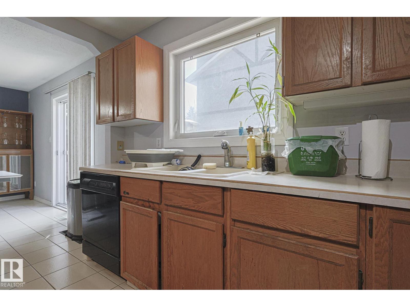 Photo 4 of 10439 16 Av Nw, Edmonton AB