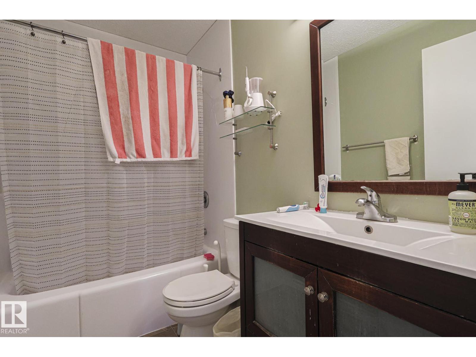 Photo 11 of 10439 16 Av Nw, Edmonton AB