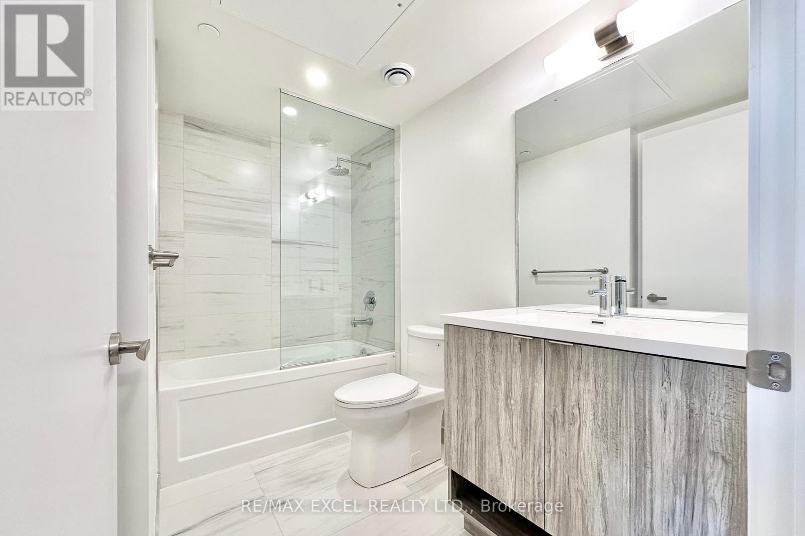 Photo 8 of 2908 138 Downes Street, Toronto ON