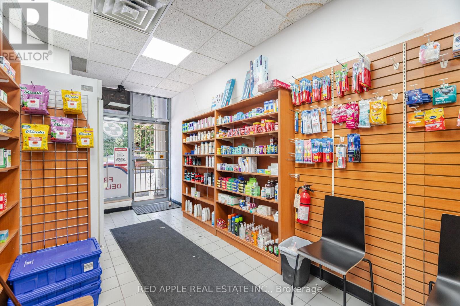 Photo 16 of 799 Bloor Street W, Toronto ON