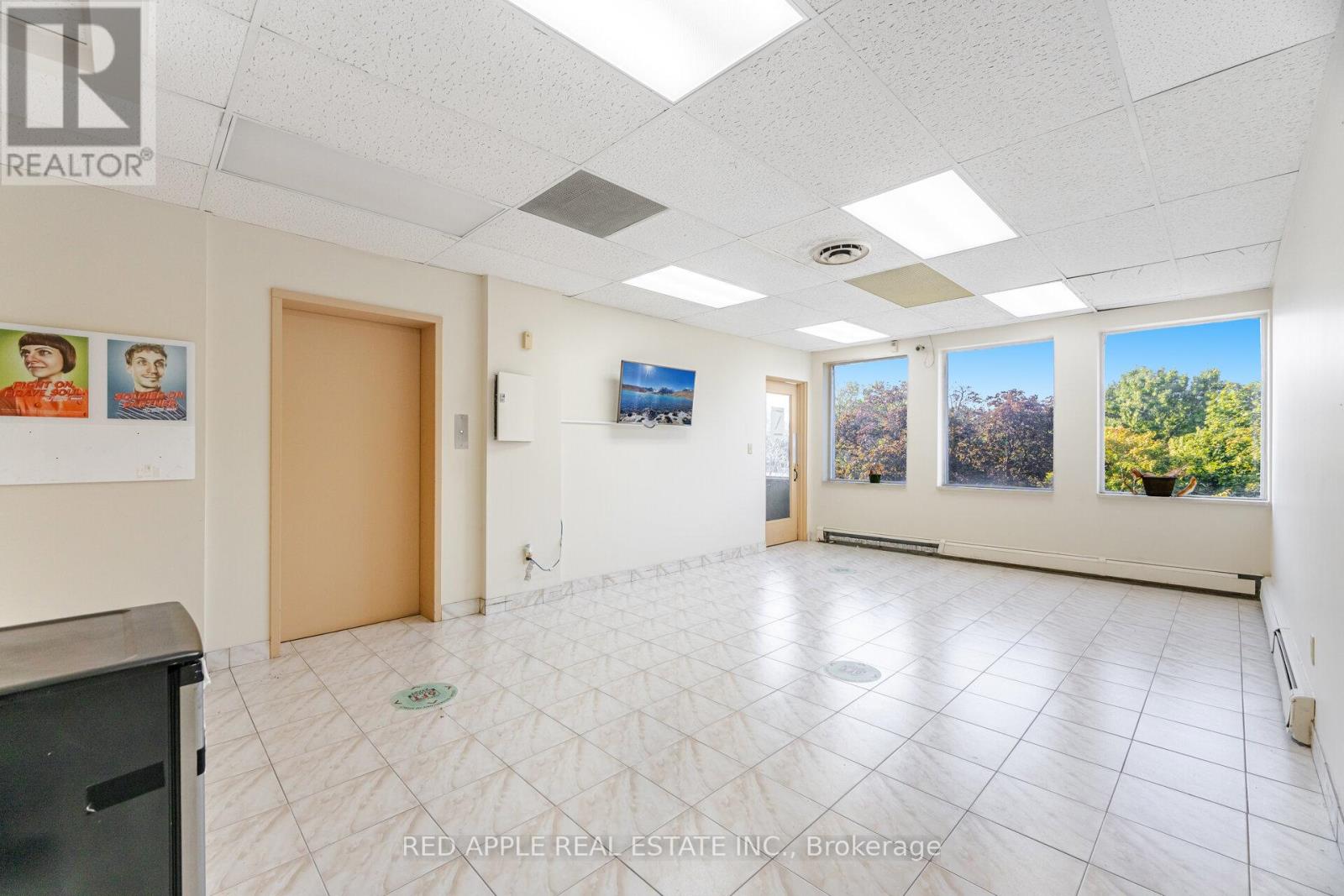 Photo 9 of 799 Bloor Street W, Toronto ON