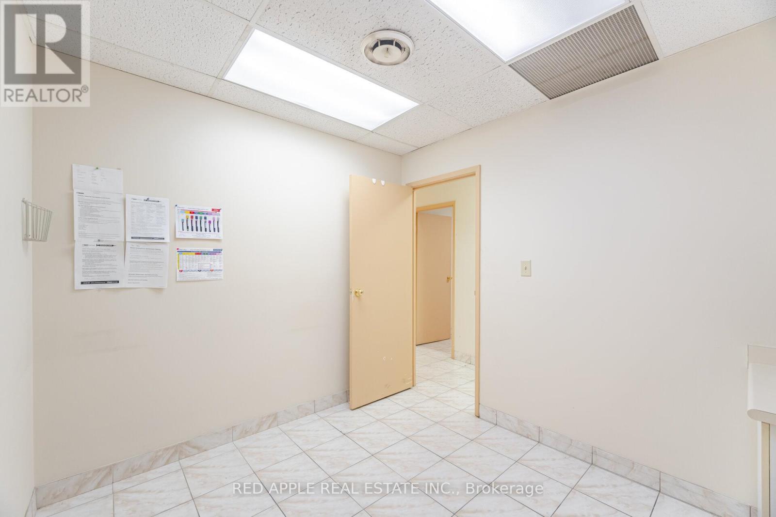 Photo 24 of 799 Bloor Street W, Toronto ON