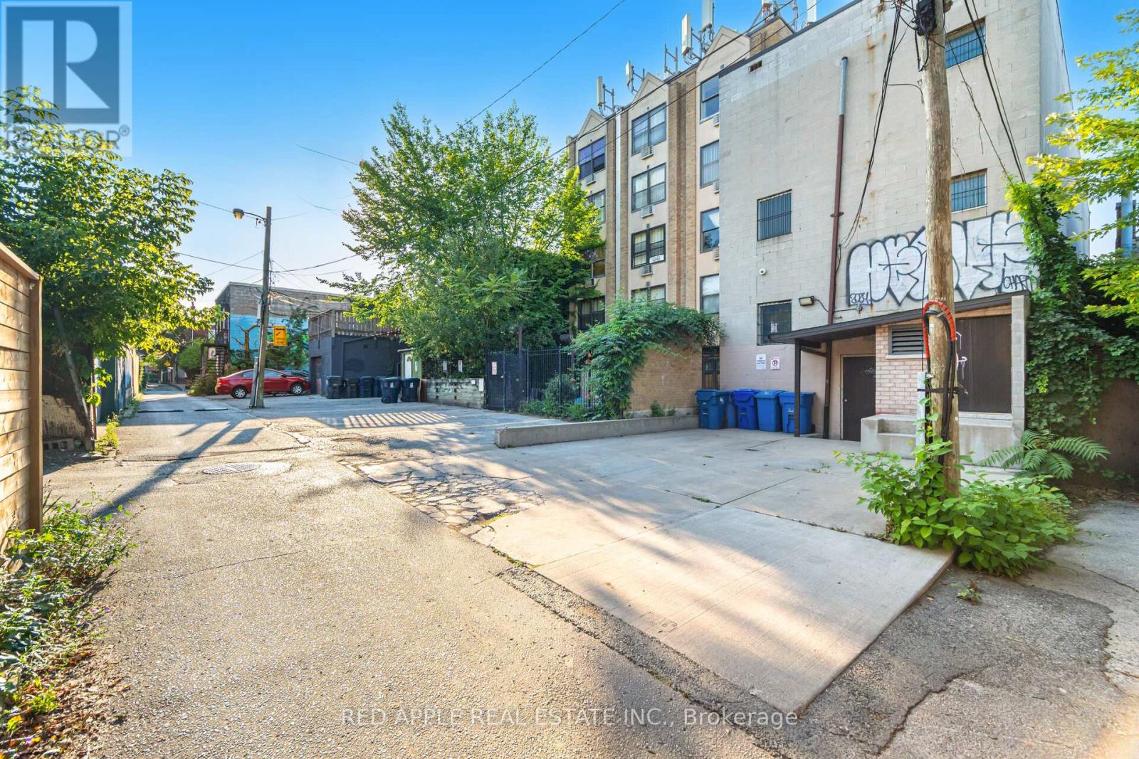 Photo 12 of 799 Bloor Street W, Toronto ON