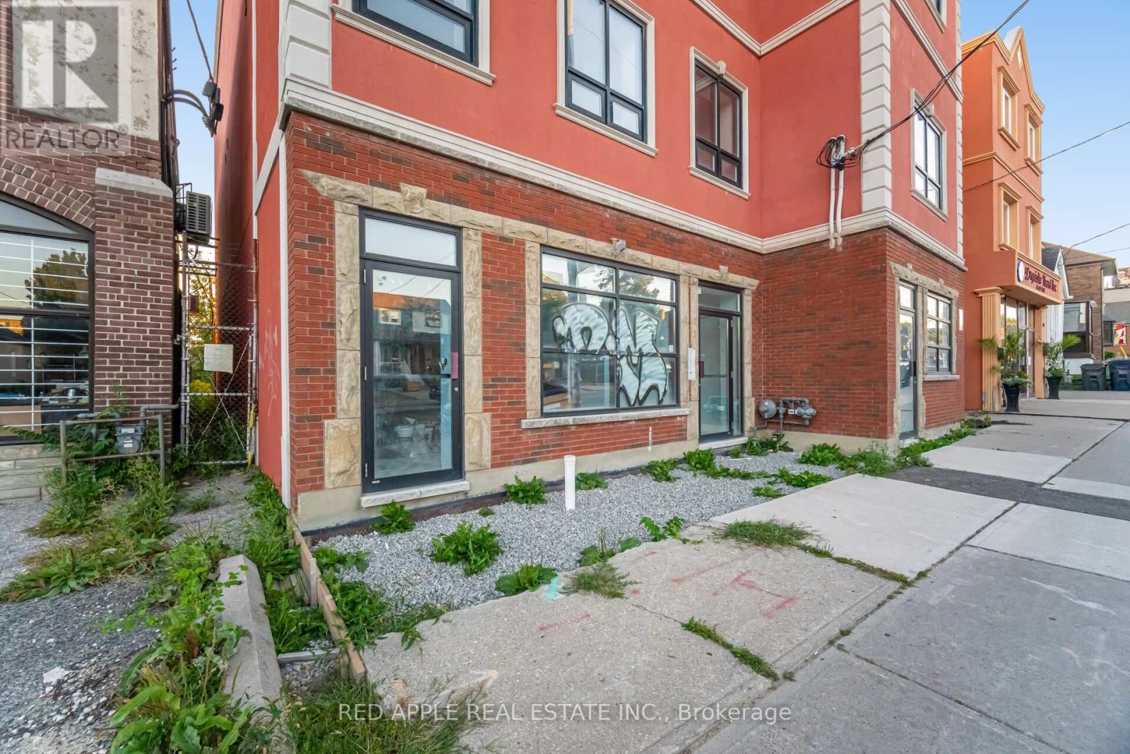 Photo 4 of 416 Oakwood Avenue, Toronto ON