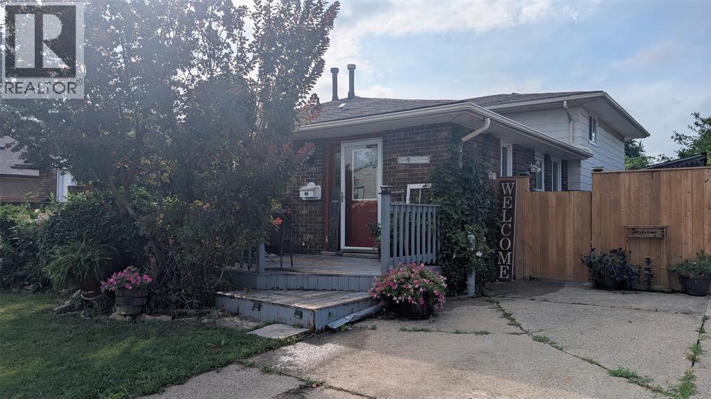 Photo 2 of 44 York Crescent, Sarnia ON