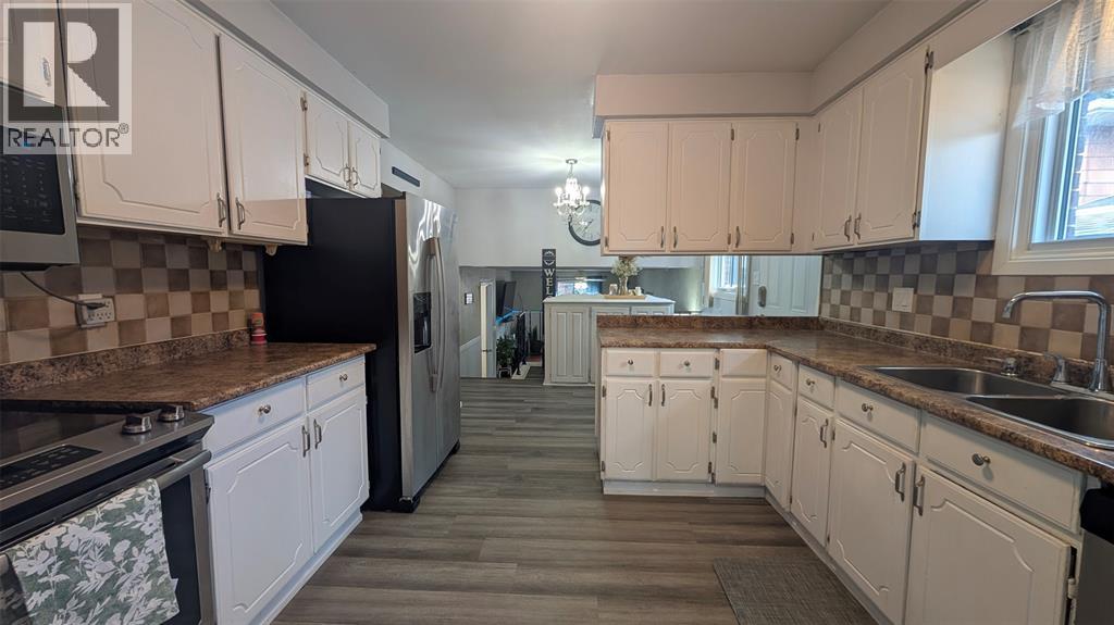 Photo 7 of 44 York Crescent, Sarnia ON