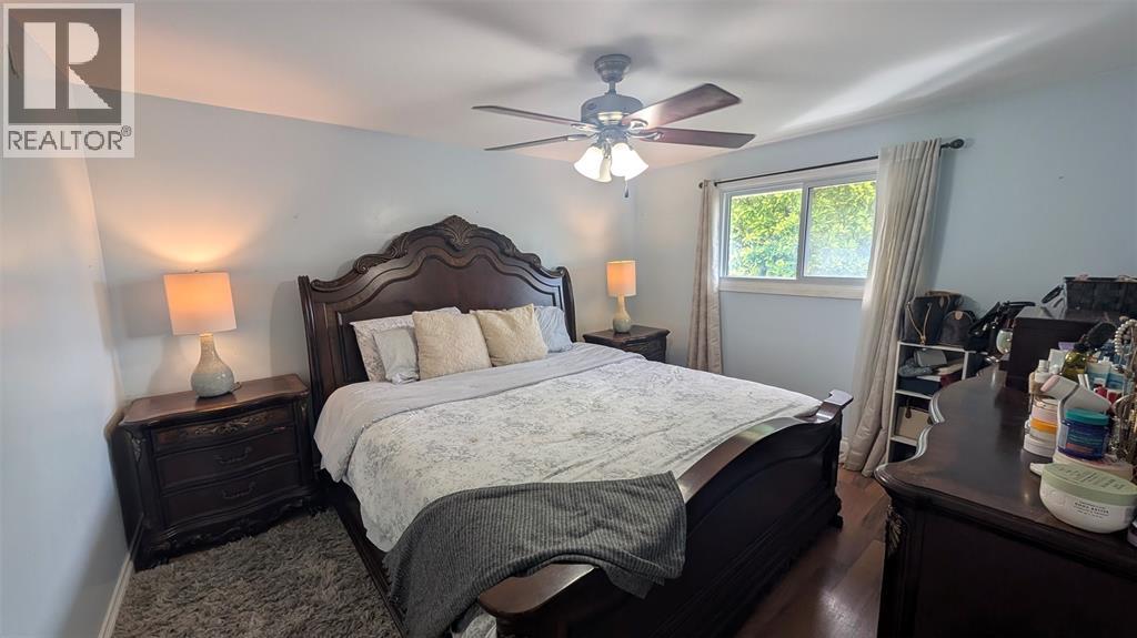 Photo 8 of 44 York Crescent, Sarnia ON