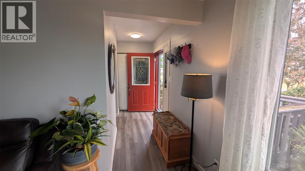 Photo 3 of 44 York Crescent, Sarnia ON