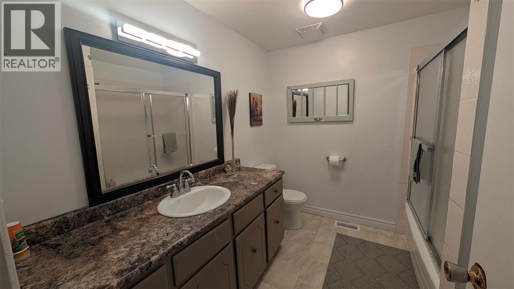 Photo 11 of 44 York Crescent, Sarnia ON