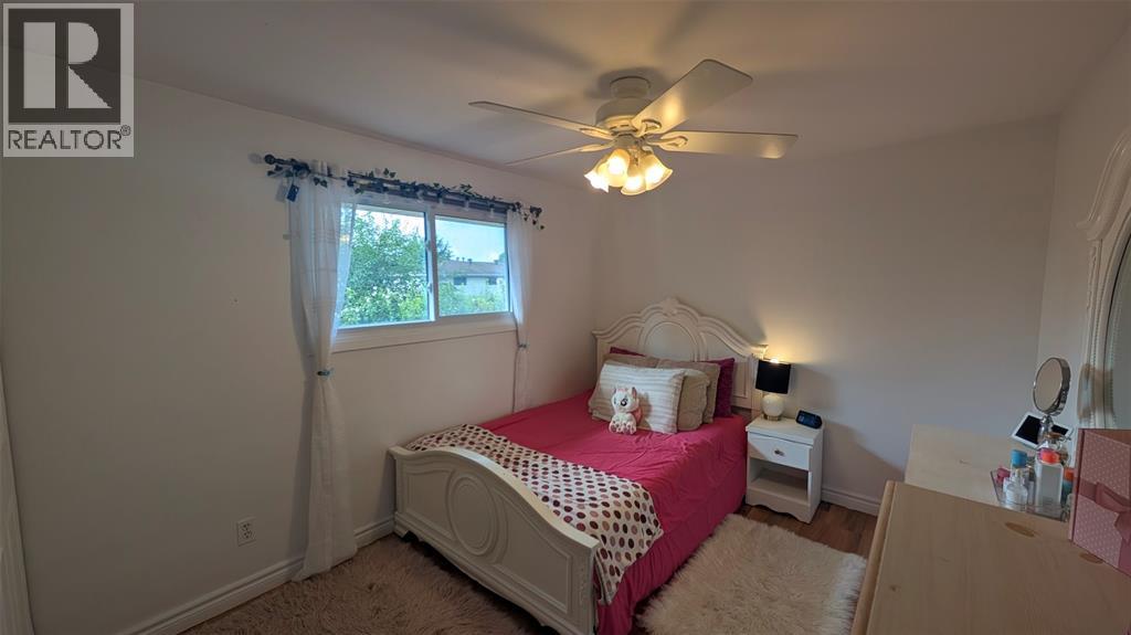 Photo 9 of 44 York Crescent, Sarnia ON