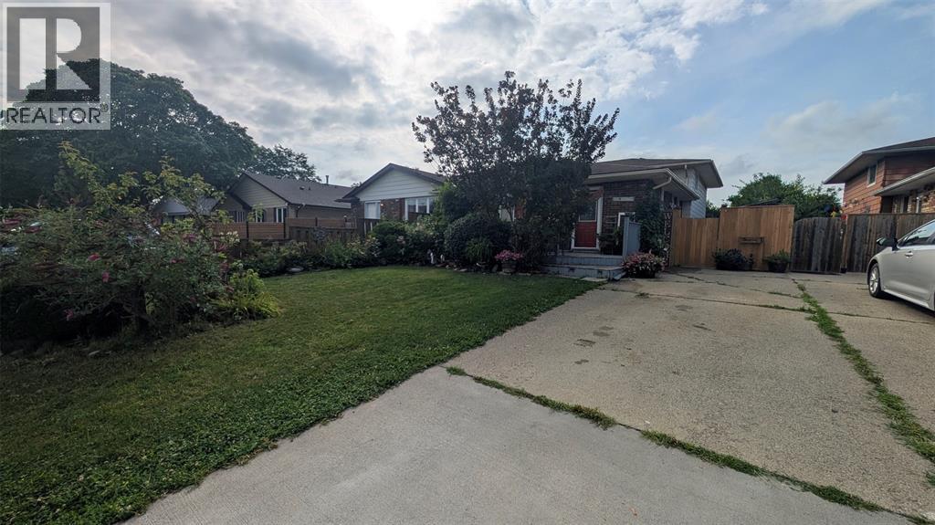 Photo 1 of 44 York Crescent, Sarnia ON