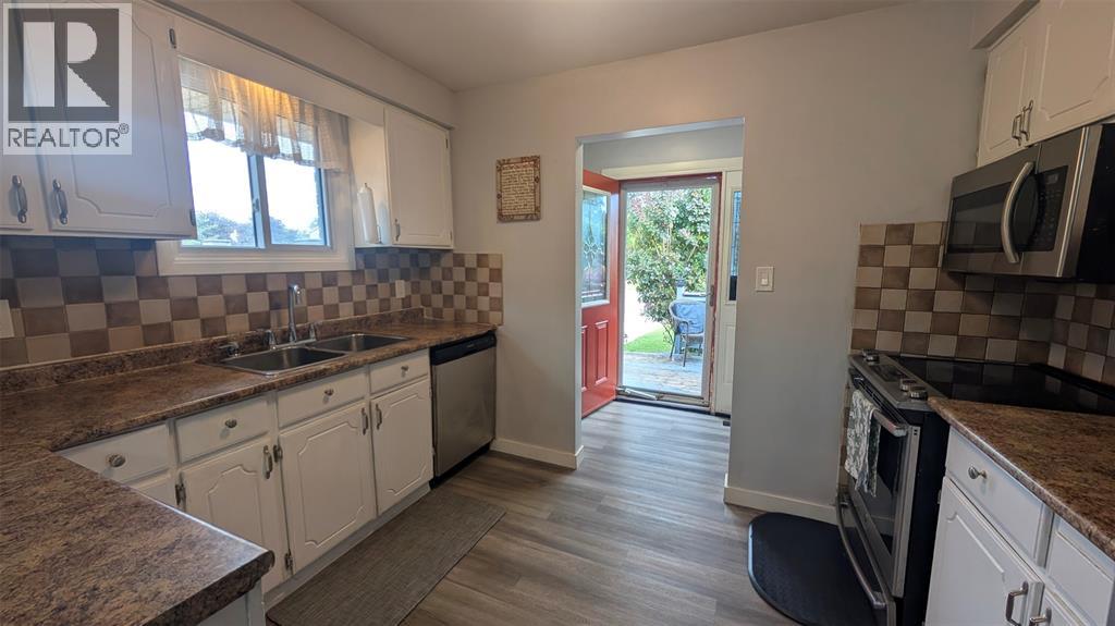 Photo 6 of 44 York Crescent, Sarnia ON
