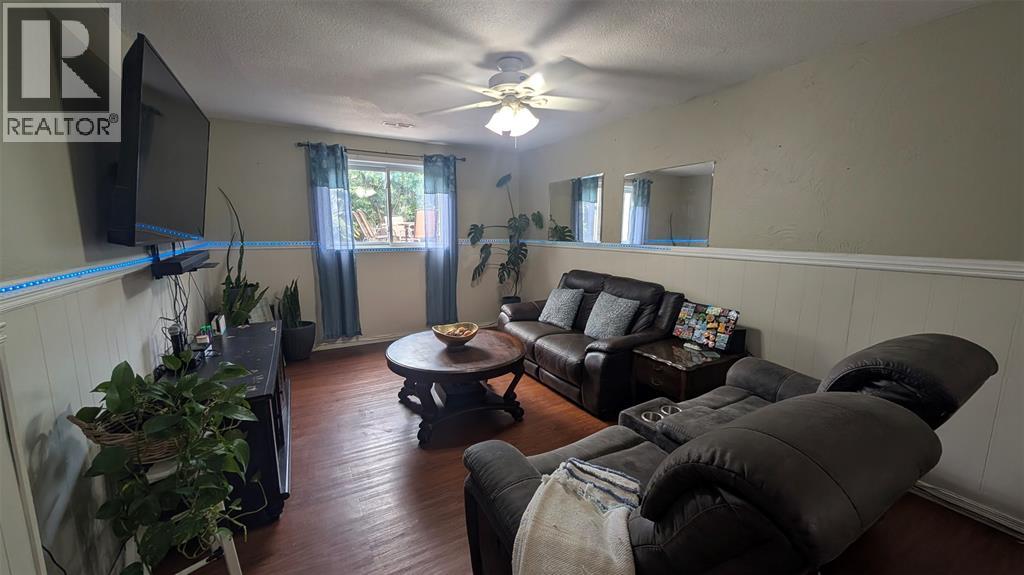 Photo 14 of 44 York Crescent, Sarnia ON