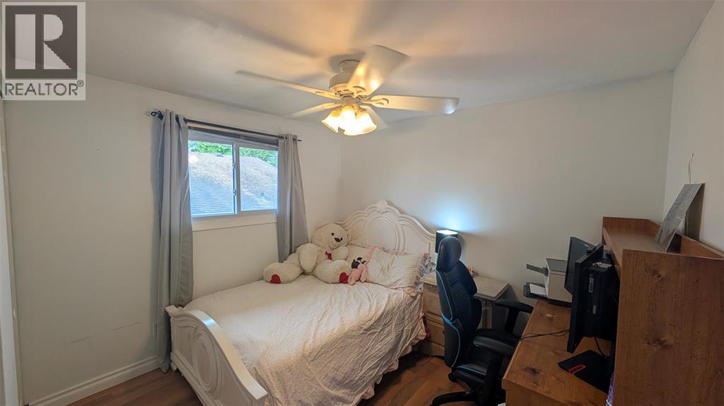Photo 10 of 44 York Crescent, Sarnia ON