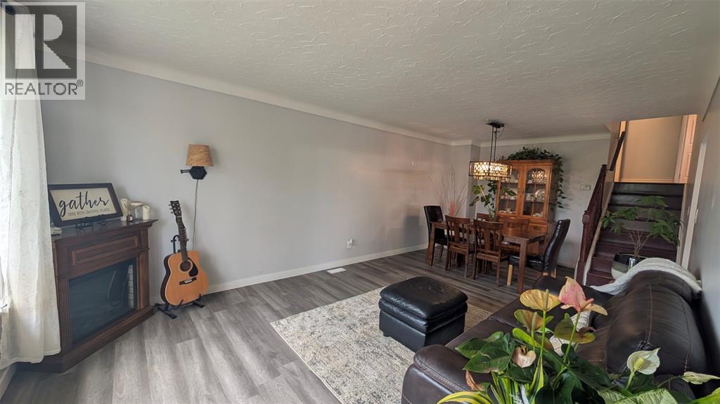 Photo 4 of 44 York Crescent, Sarnia ON