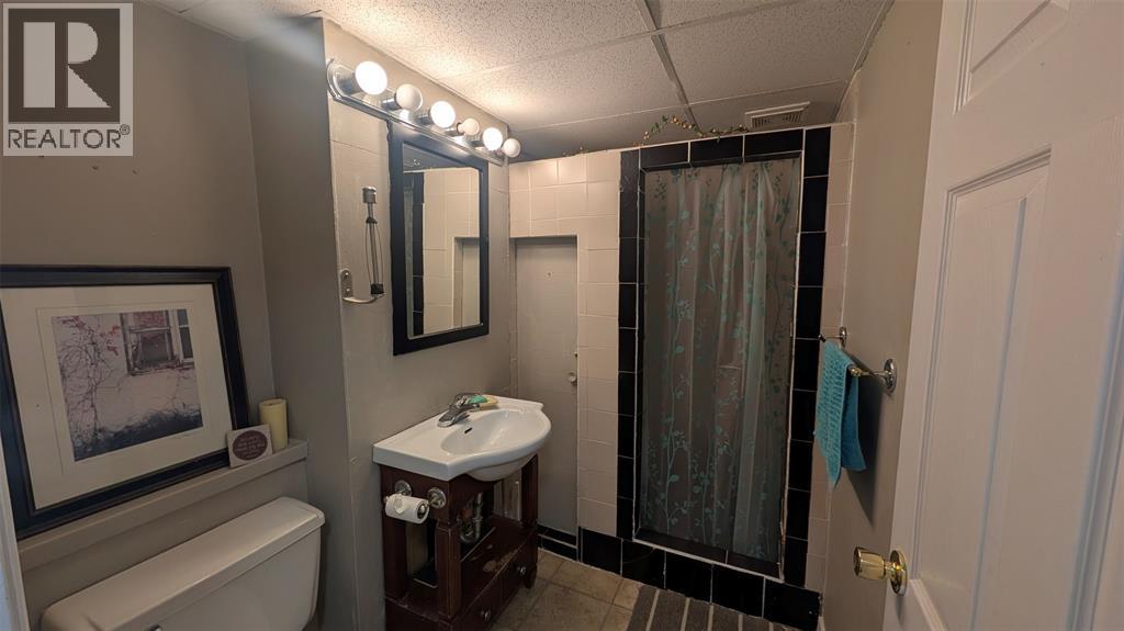 Photo 19 of 44 York Crescent, Sarnia ON